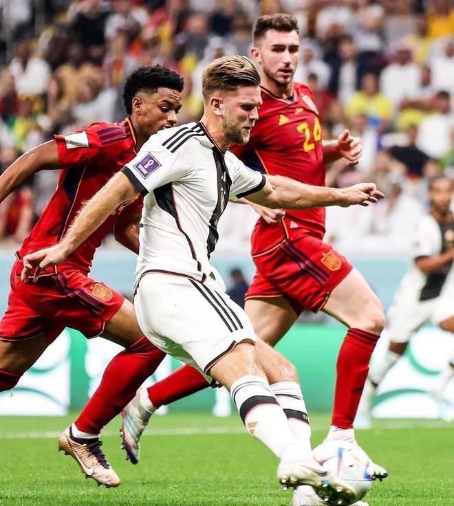 记者：特瓦斯的工资帽规则是13年的，现在25年了，该调整了（记者：特瓦斯的工资帽沿用自2013年，如今已到2025年，是时候更新了）