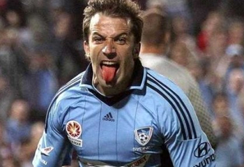 詹姆斯篮板抢断关键时刻锁定胜局（詹姆斯关键篮板与抢断，一举锁定胜利）