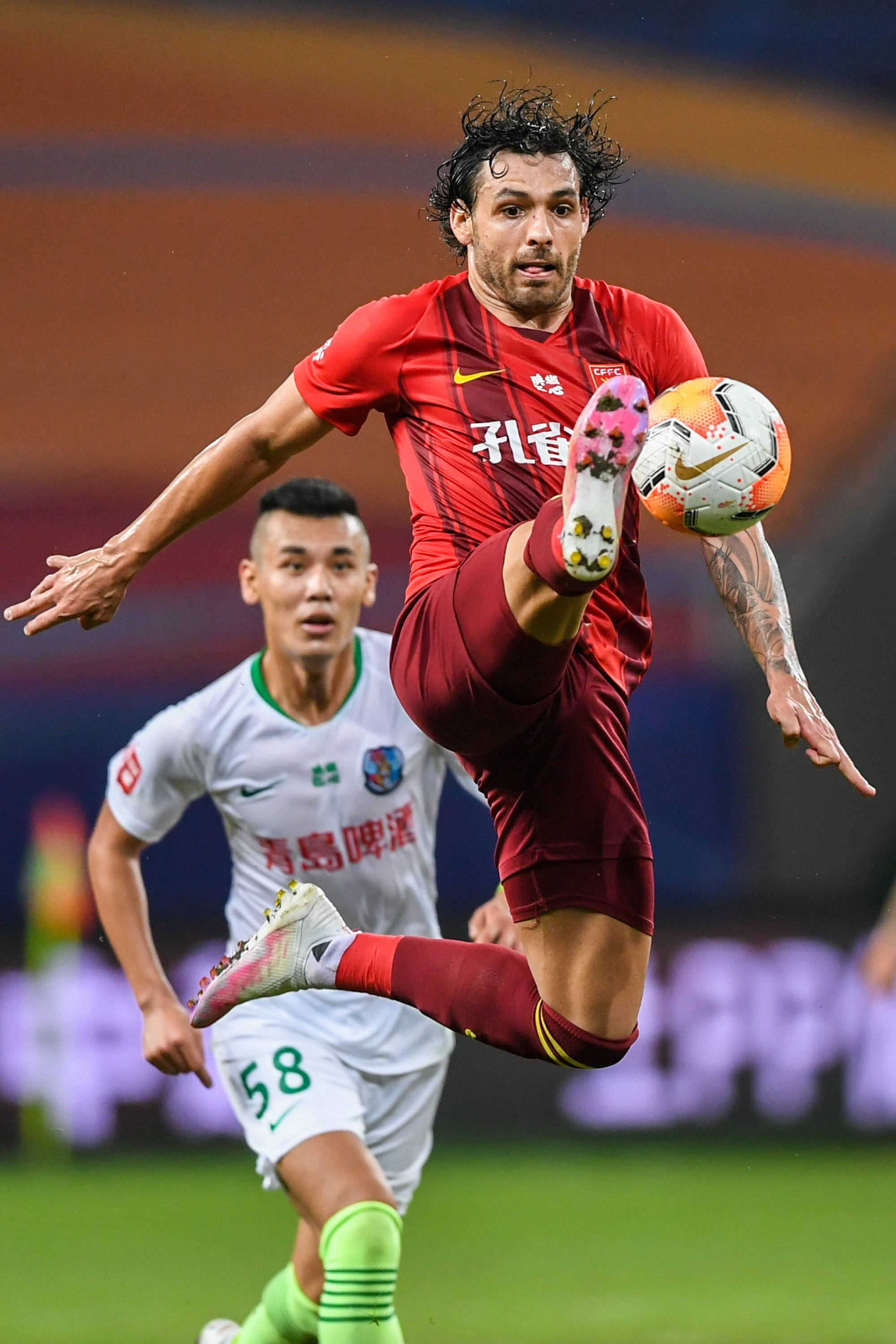 传记作者：莱万年少时常因身材自卑；他与渣叔的关系起初不好（传记作者称：莱万少年因身材自卑，与渣叔起初关系不佳）