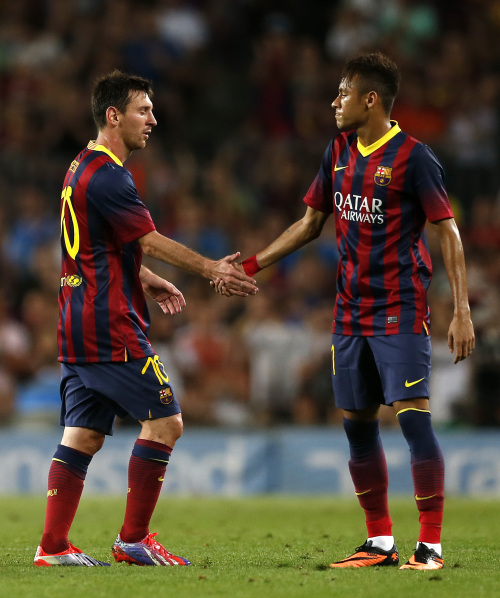 约基奇再送三双 掘金稳居前列（约基奇再拿三双，掘金继续高居前列）