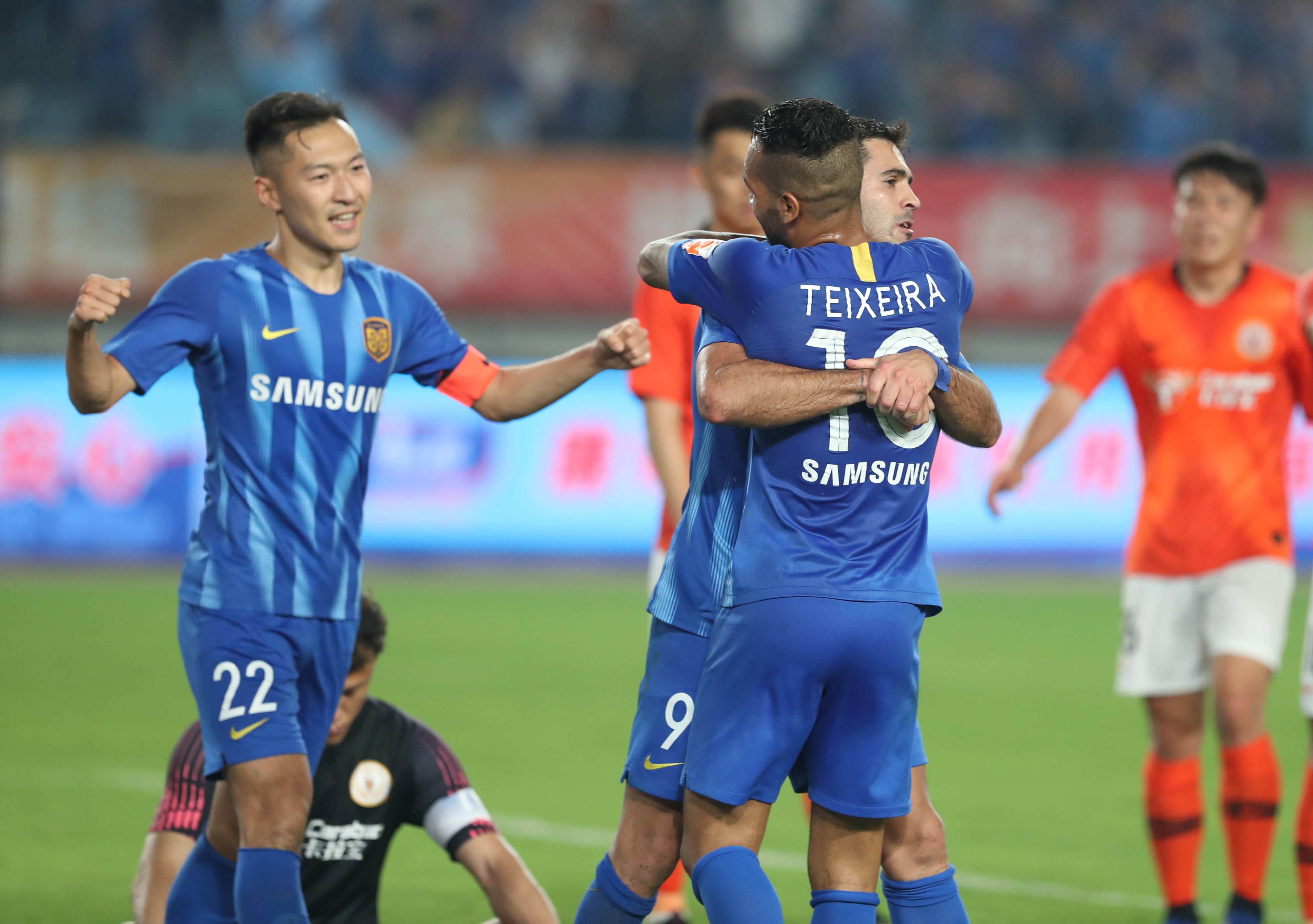 开小会？巴媒：安帅今日训练开始前和维尼修斯交谈了3分钟（巴媒：安切洛蒂今日训练前与维尼修斯交流三分钟）